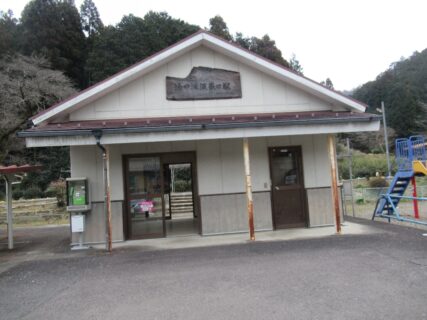 湯の洞温泉口駅は、岐阜県美濃市にある、長良川鉄道越美南線の駅。