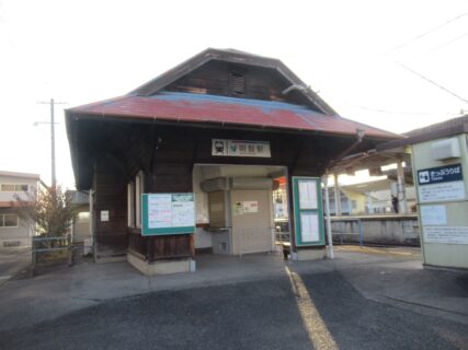 明智駅は、岐阜県可児市平貝戸川田にある、名古屋鉄道広見線の駅。