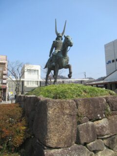 彦根駅前西口ロータリーにある、彦根藩初代藩主井伊直政の騎馬像。