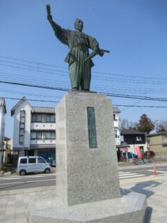 安土駅前と言えば、織田信長公像でございますな。