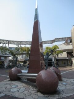 近江八幡駅南口のロータリーにあるモニュメント。
