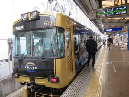 比叡山振興会議と提携、京阪600形の濃紺と金色ラッピング車両。
