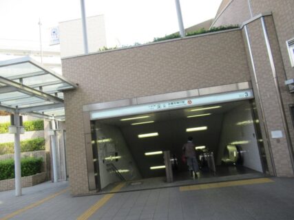 太秦天神川駅は、京都市右京区太秦下刑部町にある、京都市営地下鉄の駅。