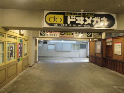 映画のセットをイメージさせるレトロ風に改装、帷子ノ辻駅地下通路。