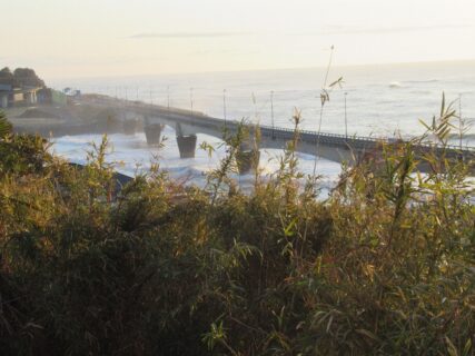 日立駅海岸口から眺める、全国的に珍しい海上高架橋である日立バイパス。