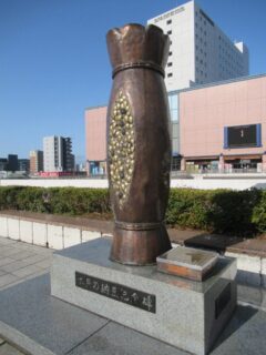 水戸駅南口広場の、水戸の納豆記念碑。