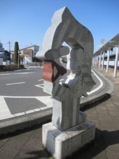 友部駅南口の靴のモニュメント「くっくっくっ、くつ」です。
