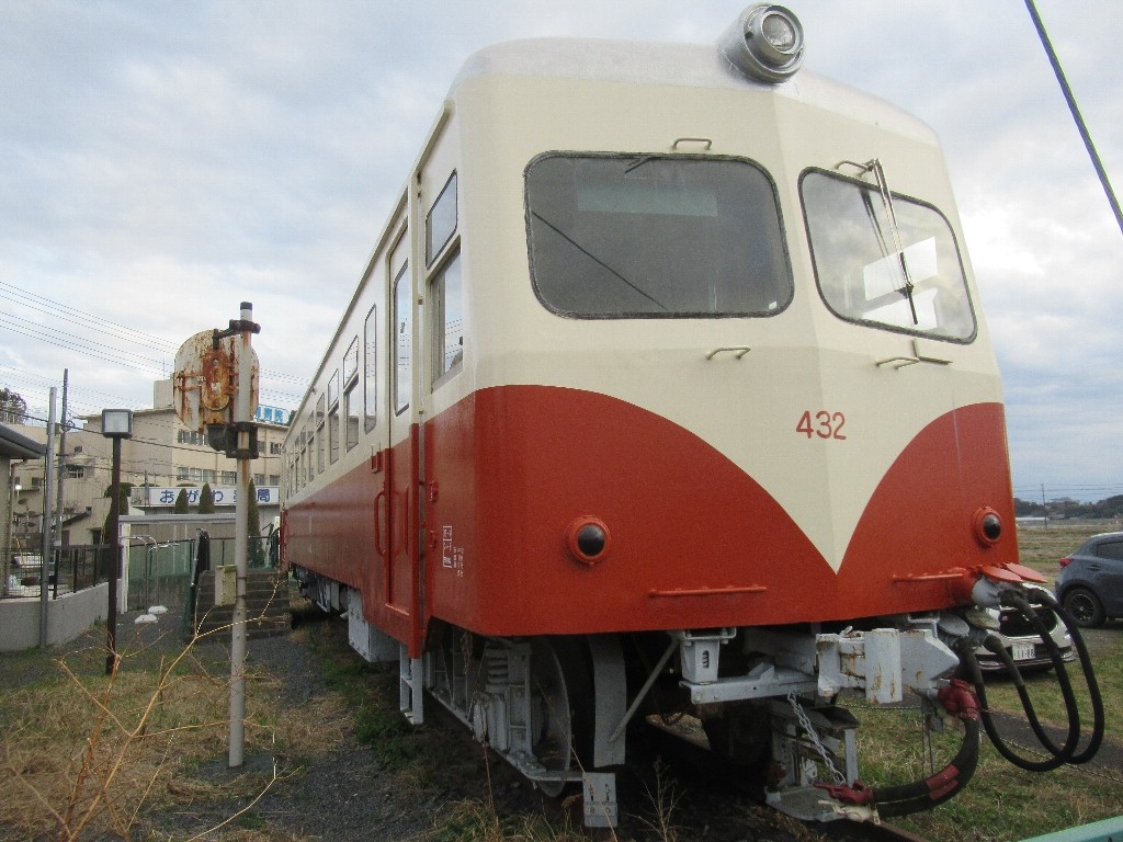 小美玉市の小川南病院で保存されている、鹿島鉄道キハ432。