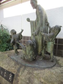 新倉敷駅前にある、「童と良寛」像。