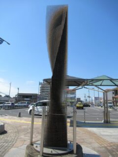 新倉敷駅前の、倉敷まちかどの彫刻展ー風が吹いてきたよ。