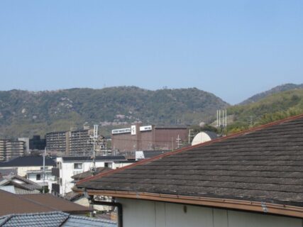 大山崎駅ホームからサントリー山崎蒸溜所を眺めております。