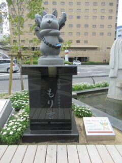 守口市駅前の、守口市シンボルキャラクターもり吉と、ライオン噴水。