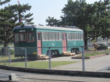 浜寺公園交通遊園で保存されている、阪堺モ130号と国鉄D51蒸気機関車。