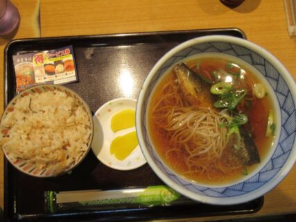 若菜そば梅田駅三階店で、にしんそば＋かやくご飯をいただきました。