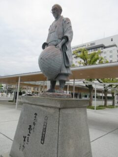 新山口駅南口の種田山頭火像でございます。