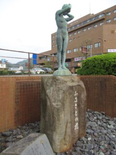 東萩駅前ロータリーの、ふるさとの花なる像。