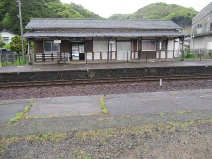 三見駅は、山口県萩市大字三見字片田にある、JR西日本山陰本線の駅。