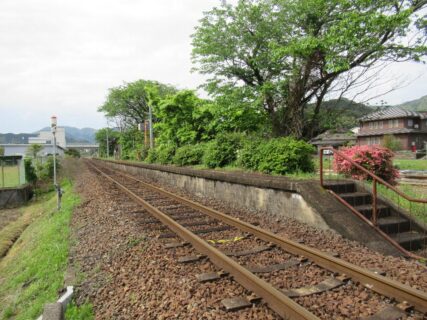 板持駅は、山口県長門市深川湯本字立野にある、JR西日本美祢線の駅。