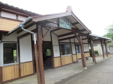 長門湯本駅は、山口県長門市深川湯本にある、JR西日本美祢線の駅。