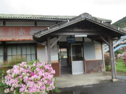渋木駅は、山口県長門市深川湯本字畑河内にある、JR西日本美祢線の駅。