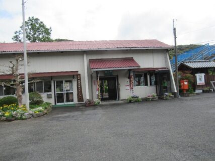 厚保駅は、山口県美祢市西厚保町本郷字猪喰にある、JR西日本美祢線の駅。