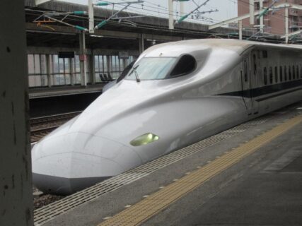 徳山駅で見かけた団体専用列車、修学旅行ですか～。