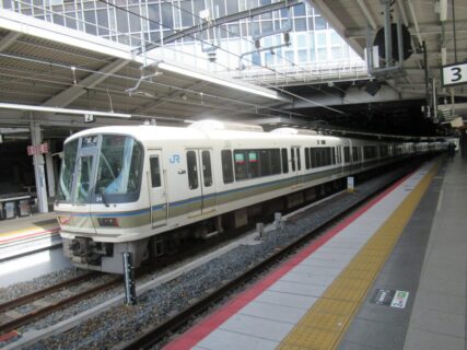新大阪駅の在来線ホームでサンダーバードを待っております。