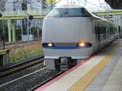 新大阪駅から特急サンダーバード9号で福井に向かいます。