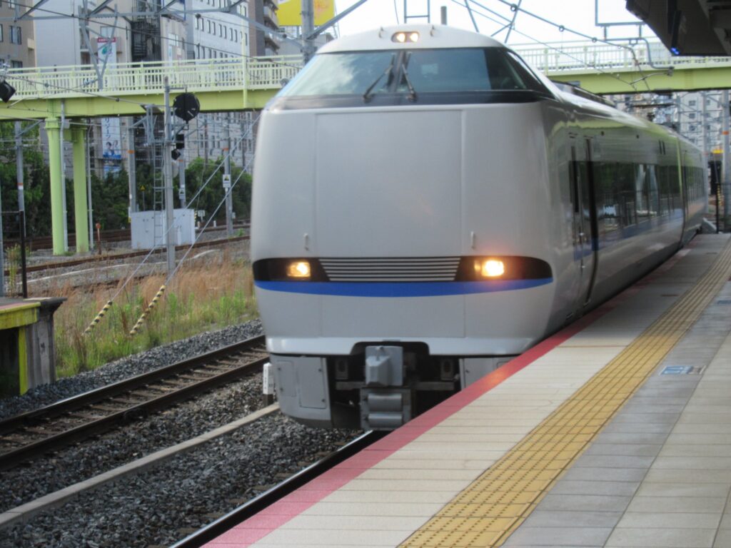新大阪駅から特急サンダーバード9号で福井に向かいます。