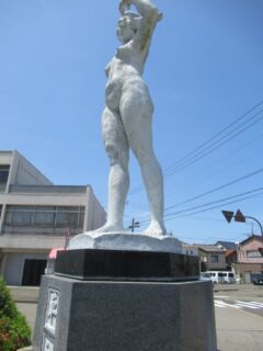 大聖寺駅前ロータリーの裸像、タイトルは平和。