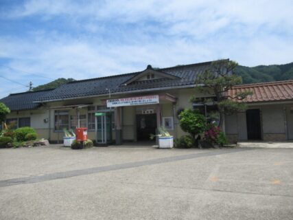 新井駅は、兵庫県朝来市新井字中川原にある、JR西日本播但線の駅。
