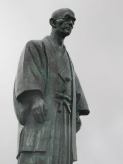 宇野気駅前の、西田幾太郎博士像。