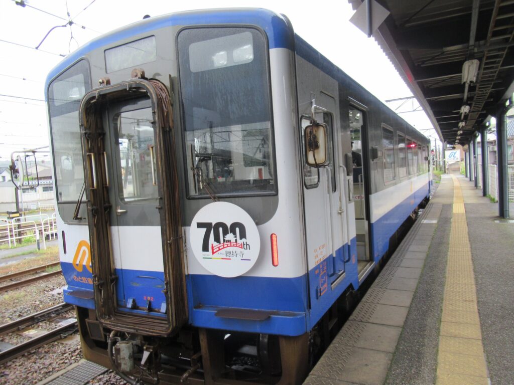 七尾駅は、石川県七尾市御祓町にある、JR西日本・のと鉄道の駅。