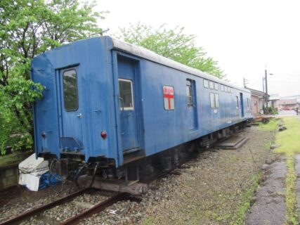 能登中島駅構内で保存されている、鉄道郵便車オユ102565。