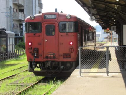 氷見駅は、富山県氷見市伊勢大町一丁目にある、JR西日本氷見線の駅。