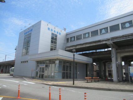 電鉄魚津駅は、富山県魚津市文化町にある、富山地方鉄道本線の駅。
