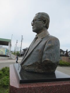 泊駅前の、大平山濤胸像でございます。
