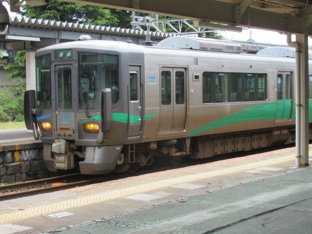 泊駅は、富山県下新川郡朝日町にある、あいの風とやま鉄道の駅。
