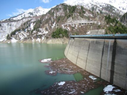 黒部ダムは、黒部川水系の黒部川に建設された水力発電専用のダム。