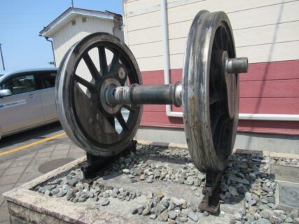 速星駅の高山本線開通50周年紀念モニュメントは9600形蒸気機関車の車輪。