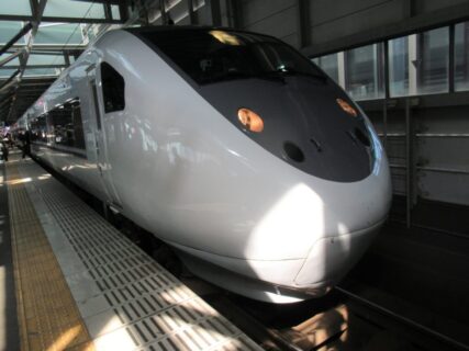 福井駅のホームで、撮り鉄の真似事をしております。