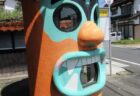 伯耆溝口駅前のバス停にあったのは、鬼の公衆電話ボックスでした。