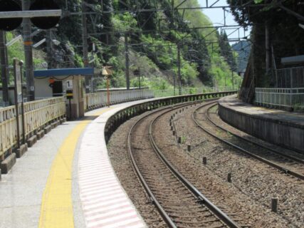 新郷駅は、岡山県新見市神郷釜村にある、JR西日本伯備線の駅。