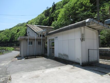 足立駅は、岡山県新見市神郷油野にある、JR西日本伯備線の駅。