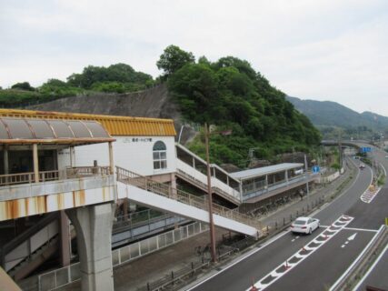 呉ポートピア駅は、広島県呉市天応伝十原町にある、JR西日本呉線の駅。