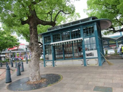 横川駅前に展示されている、日本最初の国産乗合バス、カヨコバス。