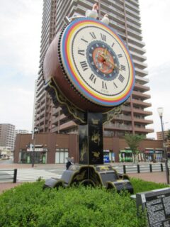 久留米駅前にある、田中儀右衛門からくり太鼓時計。