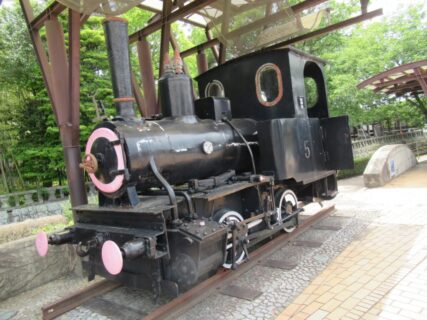 三瀦小学校前に展示されているポッポ汽車、西鉄大川線4号蒸気機関車。