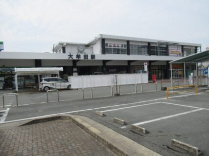 大牟田駅は、福岡県大牟田市にある、JR九州・JR貨物・西日本鉄道の駅。