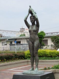 大牟田駅西口広場にある、夢の住む街なる像。